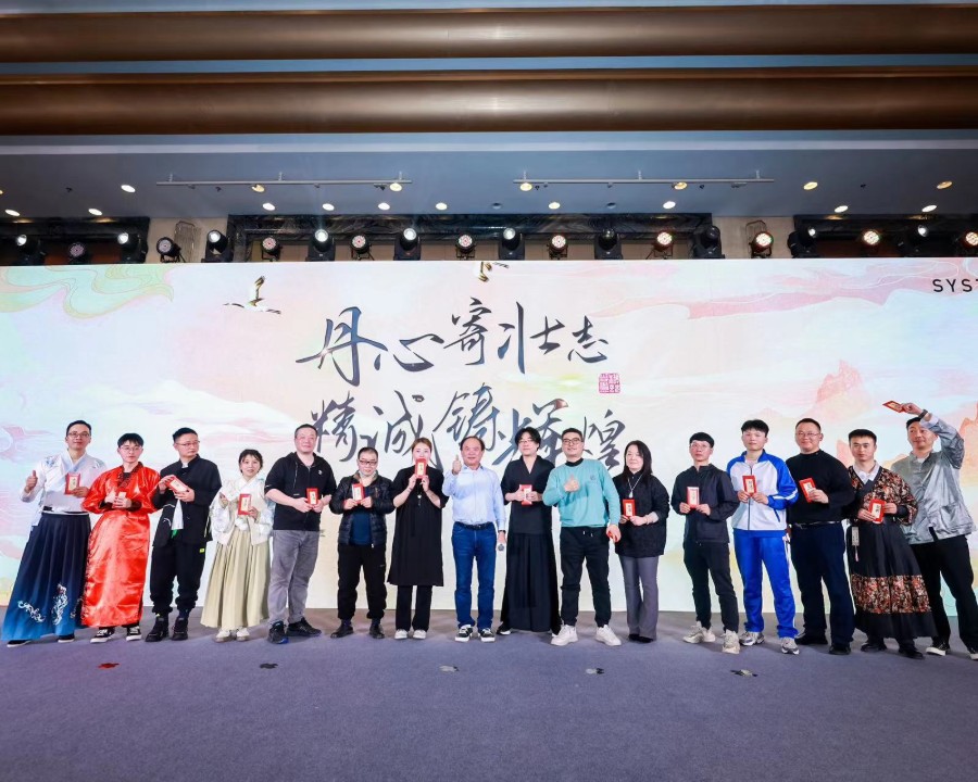 丹心寄壯志，精誠鑄輝煌