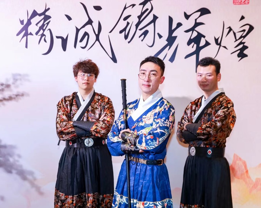 丹心寄壯志，精誠鑄輝煌