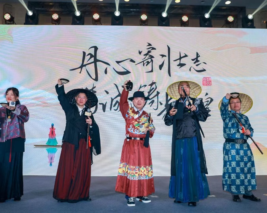 丹心寄壯志，精誠鑄輝煌